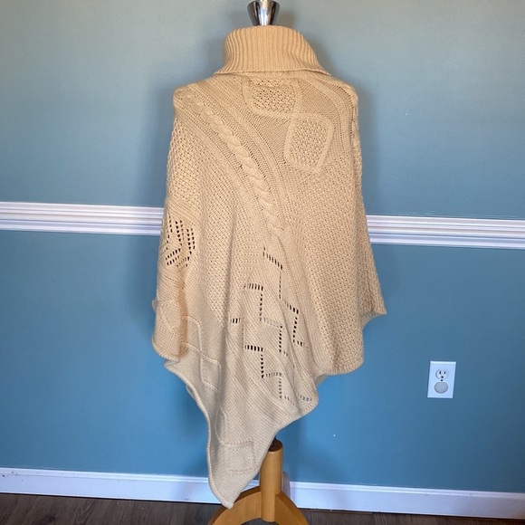 Bass Cable knit cream poncho. One size turtle neck. Fall autumn winter layers - Picture 5 of 7